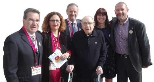 El padre Calvo rodeado de matrimonios y celebrando el 50 aniversario de Encuentro Matrimonial
