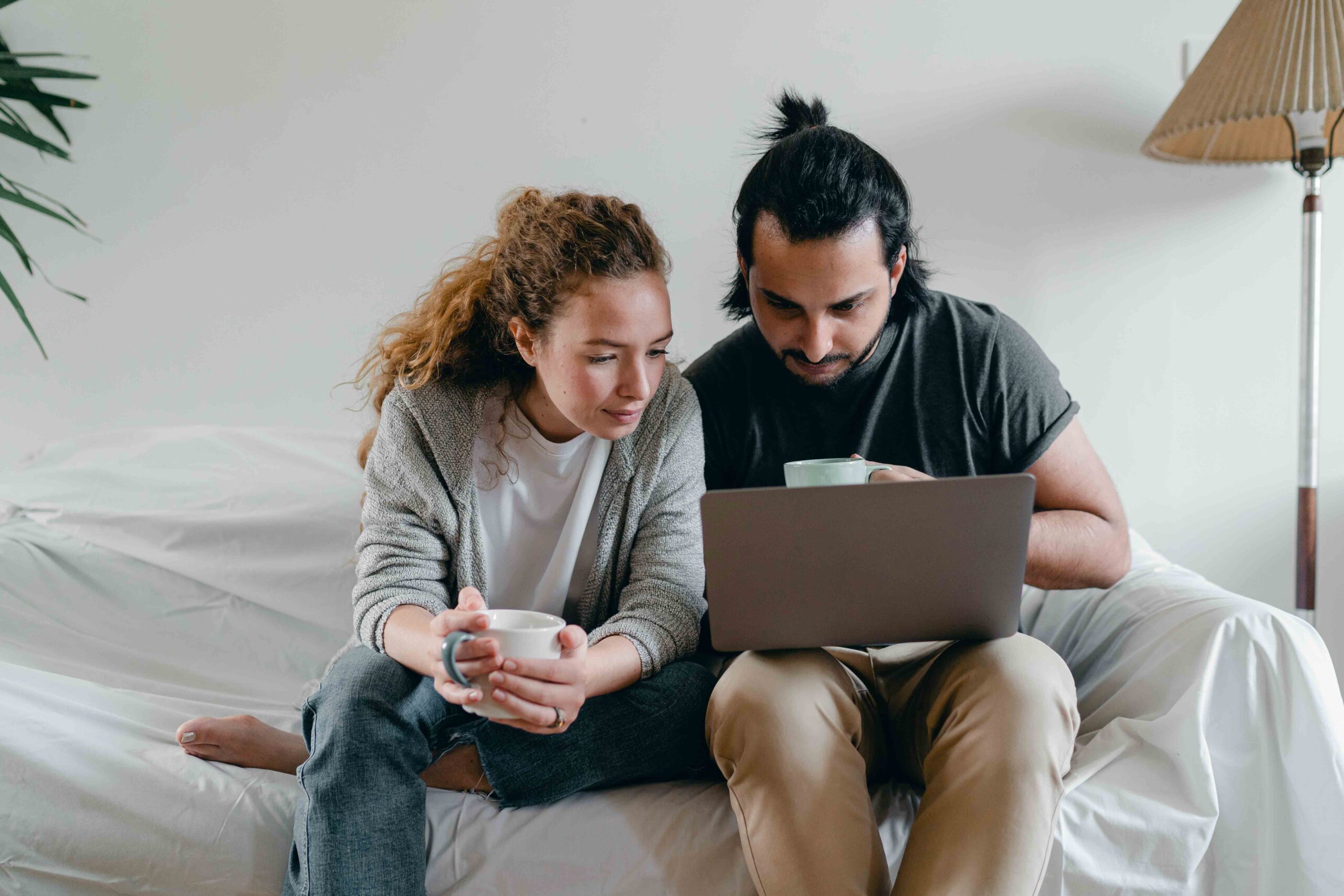 pareja joven participando en la formación para parejas y matrimonios de Encuentro Matrimonial