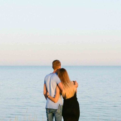 Pareja joven mirando al mar
