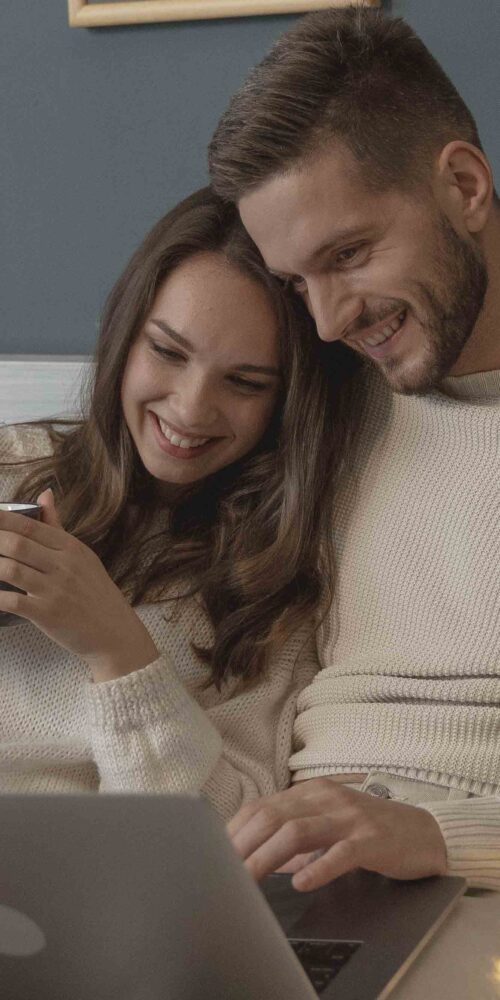 pareja joven conectada a un Fin de Semana online