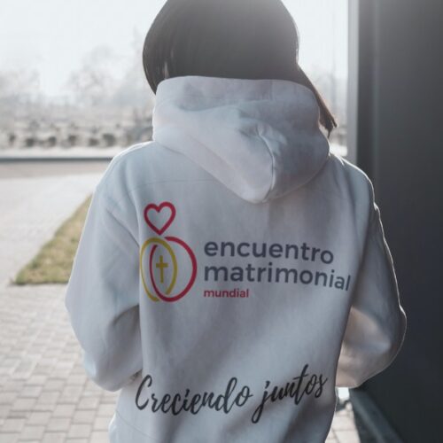 Joven con sudadera de publicidad de Encuentro Matrimonial